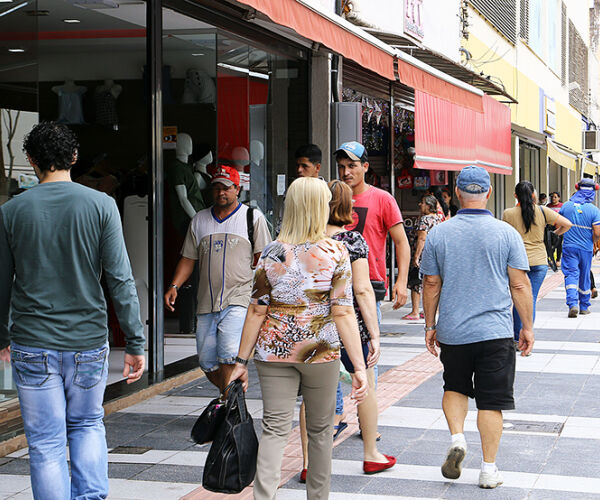 Oposição ao Governo Lula quer reverter mudança sobre trabalho no comércio em feriado