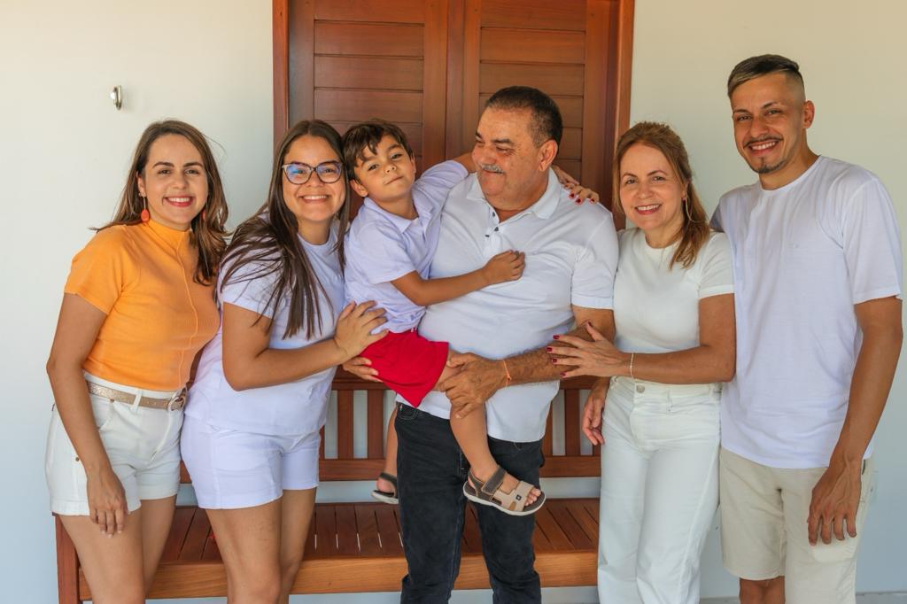 Prefeito Totó Ribeiro e Dra Tekinha desejam um Feliz Ano Novo e um 2024 de muita prosperidade para os Curralenses de Cima