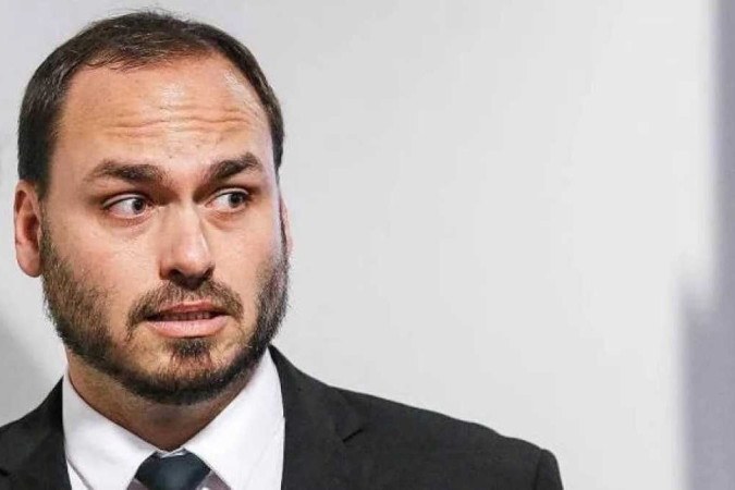 Correção: computador da Abin não foi apreendido com Carlos Bolsonaro