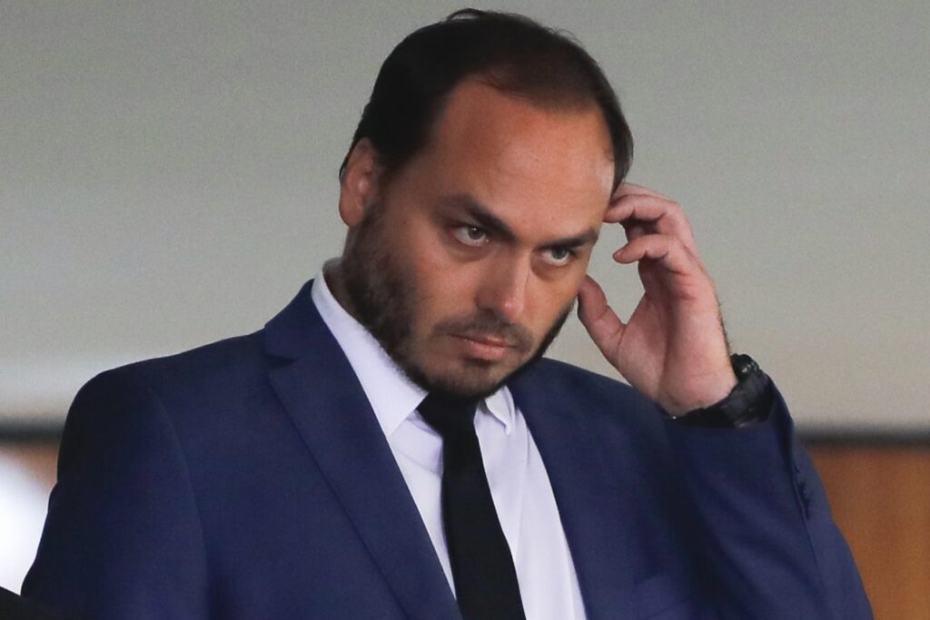 Carlos Bolsonaro é alvo de operação da PF por suspeita de “monitoramento ilegal de autoridades”