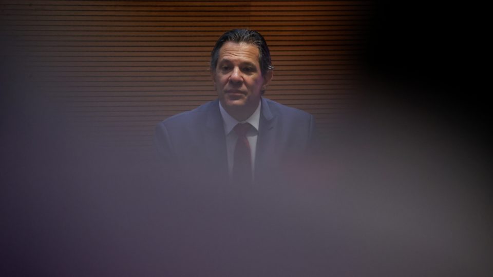 Governo fecha 1º ano da gestão Lula com rombo de R$ 230,5 bi nas contas, o 2º maior da história