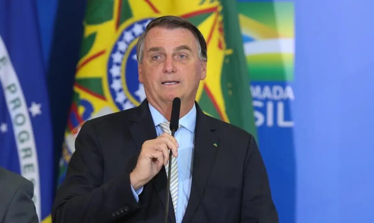 Bolsonaro pede afastamento de Alexandre de Moraes de inquérito sobre golpe