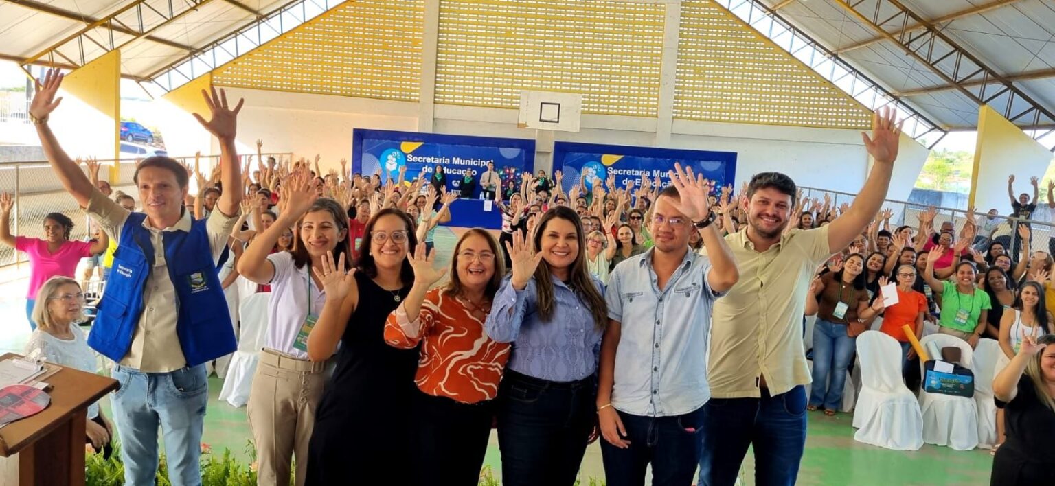 Durante a Jornada Pedagógica realizada pela Prefeitura de Itapororoca, a prefeita Elissandra Brito anuncia aumento de 5% para os professores