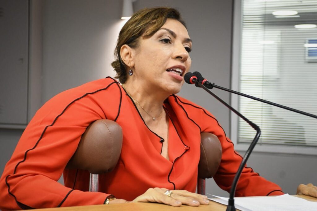 “Falas soberbas e vazias de alguém que não tem o que dizer”, diz Cida sobre comentários de Cartaxo