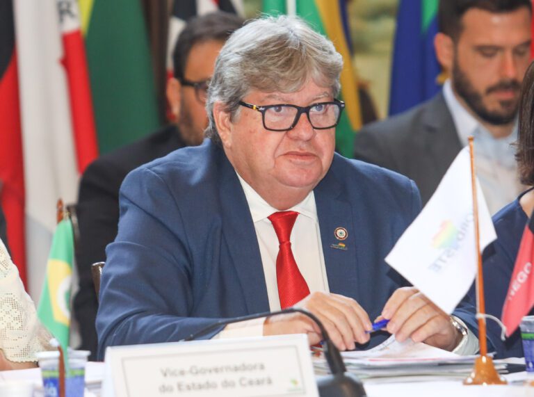 “Não faço comentário sobre o que não ouvi”, diz João Azevêdo após Adriano Galdino reclamar de falta de reconhecimento