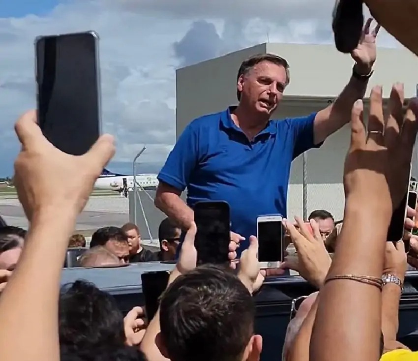 Aos gritos de “mito”, Jair Bolsonaro é ovacionado no Mercado Público de Mangabeira