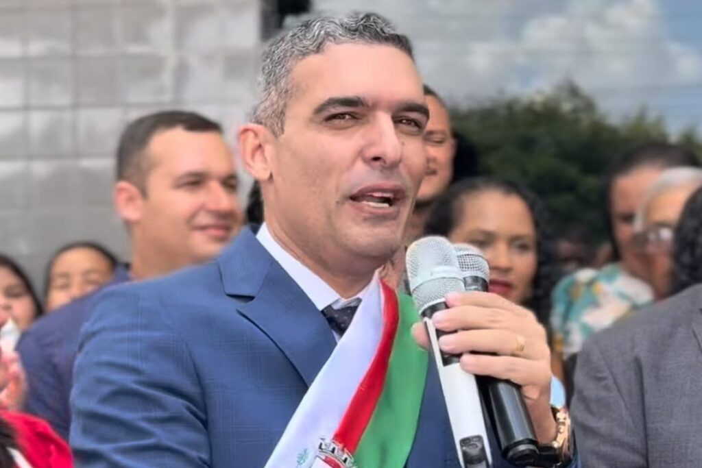 Camaf Douglas toma posse como prefeito de Lagoa de Dentro