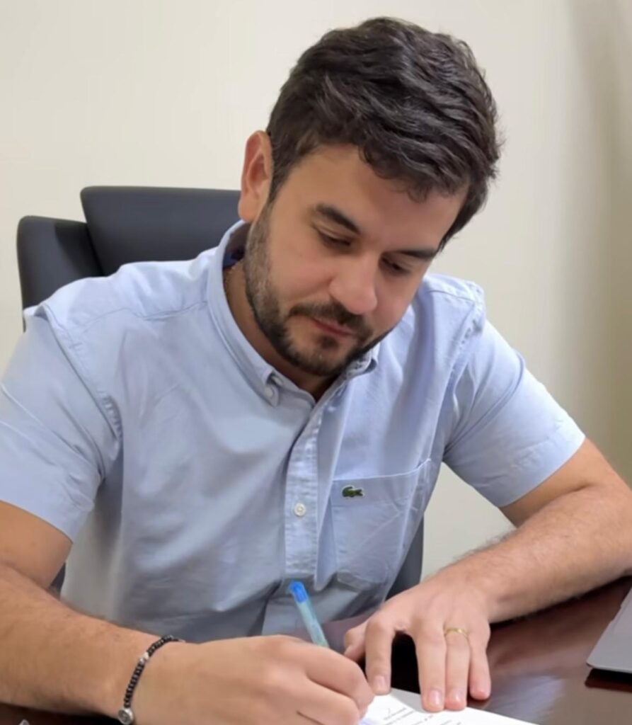 Joaquim Fernandes, prefeito de Mamanguape assina reajuste de 7% para os professores, valor acima da recomendação do governo federal; confira