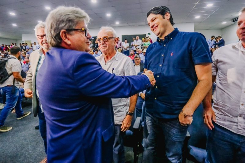 Leo quer conversa com João Azevêdo antes de decidir posição