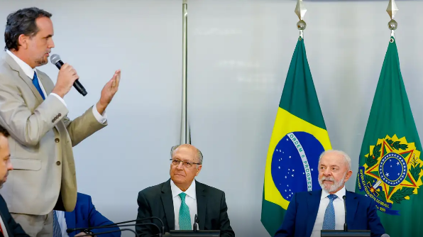 Lula assina MP e zera “taxa das blusinhas”