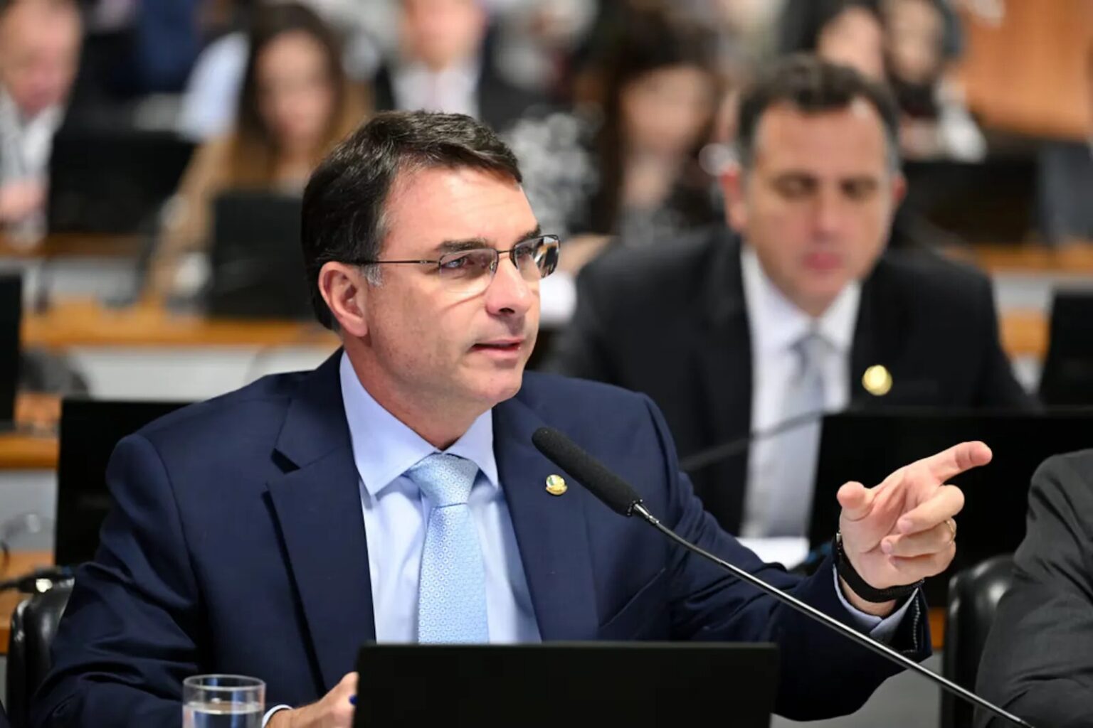 Flávio Bolsonaro aciona TSE após queda em pesquisa eleitoral, e instituto rebate acusações